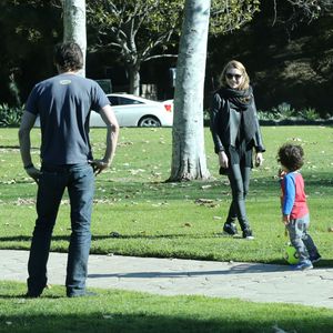 Exclusif - Olivier Martinez et son fils Maceo lors d'une partie de football au Coldwater Canyon Park à Beverly Hills, le 26 janvier 2016. Une amie de l'acteur les a rejoints. Qui est donc cette femme ?