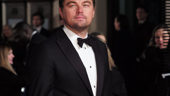 Leonardo DiCaprio aux BAFTA : Mots d'amour pour sa mère et un bisou charmant !