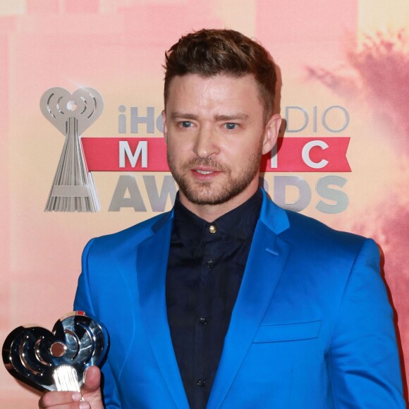 Justin Timberlake posant dans la salle de presse lors de la cérémonie des "iHeartRadio Awards 2015" au Shrine Auditorium à Los Angeles, le 29 mars 2015.