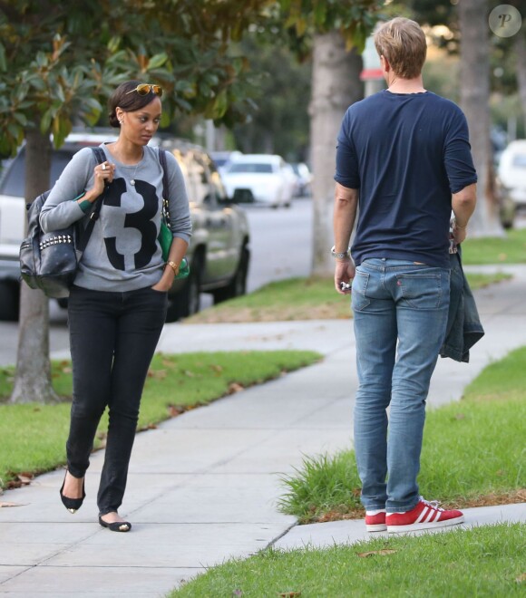 Exclusif - Tyra Banks et son petit ami Erik Asla arrivent à leur domicile à Los Angeles, le 27 octobre 2014