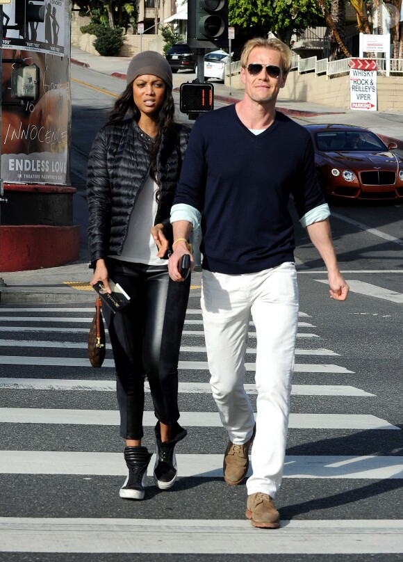 Tyra Banks et son compagnon Erik Asla dans les rues de Los Angeles, le 7 février 2014