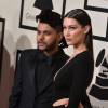 The Weeknd et sa compagne Bella Hadid ont fait leur première apparition officielle en couple sur le tapis rouge des Grammy Awards le 15 février 2016