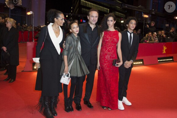 Le réalisateur Vincent Perez avec sa femme Karine Silla et leurs enfants Iman, Tess et Pablo - Première du film "Alone in Berlin" (Seul dans Berlin) au 66e festival internartional du film de Berlin le 15 février 2016.