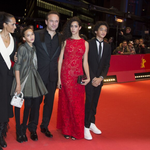 Le réalisateur Vincent Perez avec sa femme Karine Silla et leurs enfants Iman, Tess et Pablo - Première du film "Alone in Berlin" (Seul dans Berlin) au 66e festival internartional du film de Berlin le 15 février 2016.