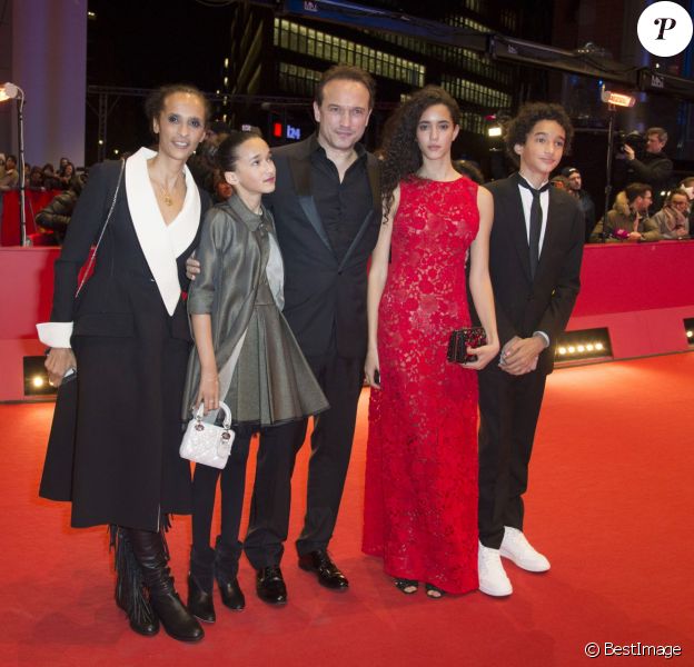 Le réalisateur Vincent Perez avec sa femme Karine Silla et leurs enfants Iman, Tess et Pablo - Première du film "Alone in Berlin" (Seul dans Berlin) au 66e festival internartional du film de Berlin le 15 février 2016.