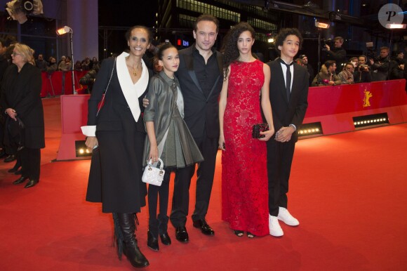 Le réalisateur Vincent Perez avec sa femme Karine Silla et leurs enfants Iman, Tess et Pablo - Première du film "Alone in Berlin" (Seul dans Berlin) au 66e festival internartional du film de Berlin le 15 février 2016.