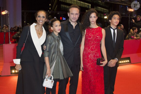 Le réalisateur Vincent Perez avec sa femme Karine Silla et leurs enfants Iman, Tess et Pablo - Première du film "Alone in Berlin" (Seul dans Berlin) au 66e festival internartional du film de Berlin le 15 février 2016.