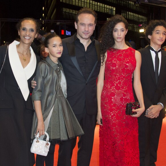 Le réalisateur Vincent Perez avec sa femme Karine Silla et leurs enfants Iman, Tess et Pablo - Première du film "Alone in Berlin" (Seul dans Berlin) au 66e festival internartional du film de Berlin le 15 février 2016.