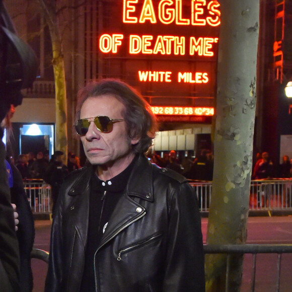 Philippe Manoeuvre interviewé à la sortie du concert des Eagles of Death Metal à l'Olympia à Paris le 16 février 2016.