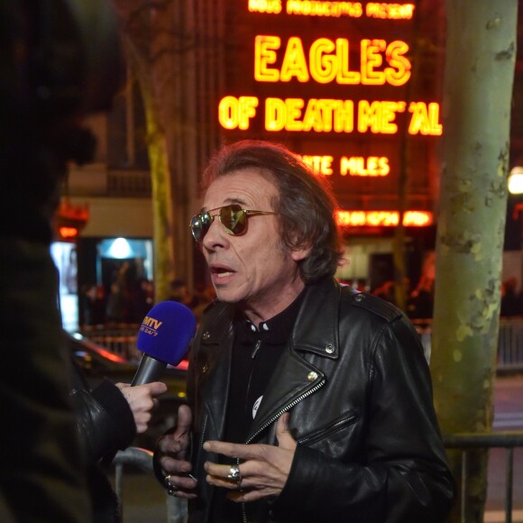 Philippe Manoeuvre interviewé à la sortie du concert des Eagles of Death Metal à l'Olympia à Paris le 16 février 2016.