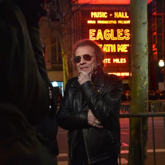 Philippe Manoeuvre interviewé à la sortie du concert des Eagles of Death Metal à l'Olympia à Paris le 16 février 2016.