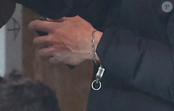 Exclusif - Sacha Baron Cohen arrive au Parc des Princes pour PSG-Chelsea avec les restes d'une menotte au poignet.... Alors qu'il est actuellement en pleine promotion de son prochain film Grimsby Agent trop Spécial, Sacha Baron Cohen a voulu montrer à Cyril Hanouna qu'il avait appris comment ouvrir des menottes sur sur le plateau de Touche Pas à Mon Poste. Après s'être attaché à Cyril Hanouna, Sacha Baron Cohen a donc essayé de se détacher, mais rien à faire, les menottes ne voulaient pas s'ouvrir et visiblement personne n'avait la clé. Alors que de nombreuses minutes se sont écoulées, Sacha Baron Cohen était toujours menotté à Cyril Hanouna, qui commençait quelque peu à paniquer. Paris le 16 février 2016. © Cyril Moreau/Bestimage