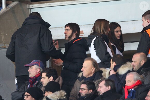 Exclusif - Sacha Baron Cohen arrive au Parc des Princes pour PSG-Chelsea avec les restes d'une menotte au poignet.... Alors qu'il est actuellement en pleine promotion de son prochain film Grimsby Agent trop Spécial, Sacha Baron Cohen a voulu montrer à Cyril Hanouna qu'il avait appris comment ouvrir des menottes sur sur le plateau de Touche Pas à Mon Poste. Après s'être attaché à Cyril Hanouna, Sacha Baron Cohen a donc essayé de se détacher, mais rien à faire, les menottes ne voulaient pas s'ouvrir et visiblement personne n'avait la clé. Alors que de nombreuses minutes se sont écoulées, Sacha Baron Cohen était toujours menotté à Cyril Hanouna, qui commençait quelque peu à paniquer. Paris le 16 février 2016. © Cyril Moreau/Bestimage