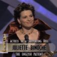 Cérémonie des Oscars : Juliette Binoche reçoit le prix de meilleure actrice dans un second rôle pour Le Patient anglais en 1997
