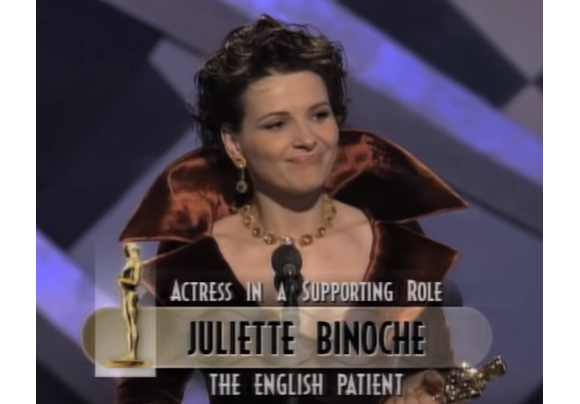 Cérémonie des Oscars : Juliette Binoche reçoit le prix de meilleure actrice dans un second rôle pour Le Patient anglais en 1997