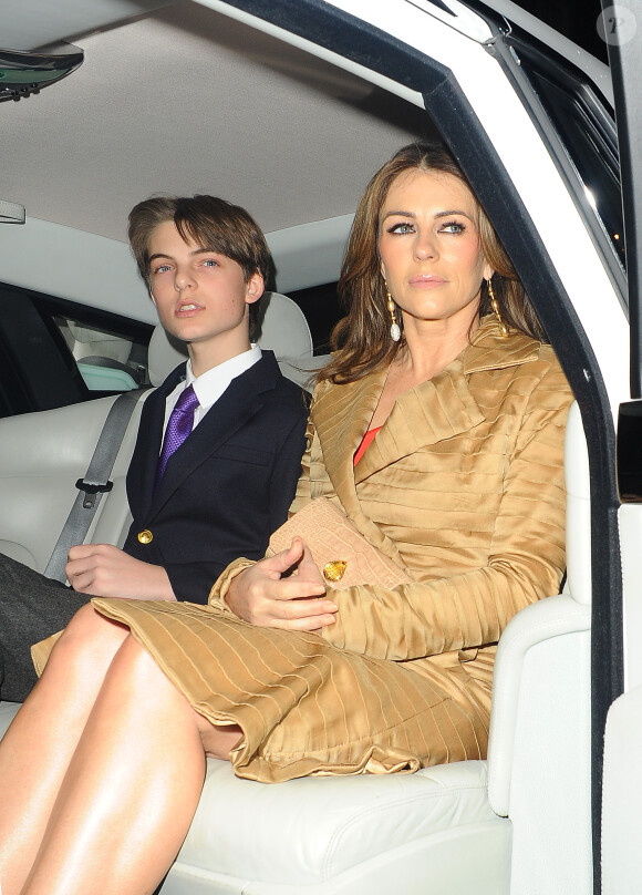 Liz Hurley et son fils Damian à la première de la série "The Royals" avec son fils Damian à Londres le 24 mars 2015.