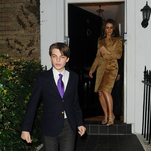 Elizabeth Hurley et son fils Damian à la première de la série "The Royals" avec son fils Damian à Londres le 24 mars 2015.