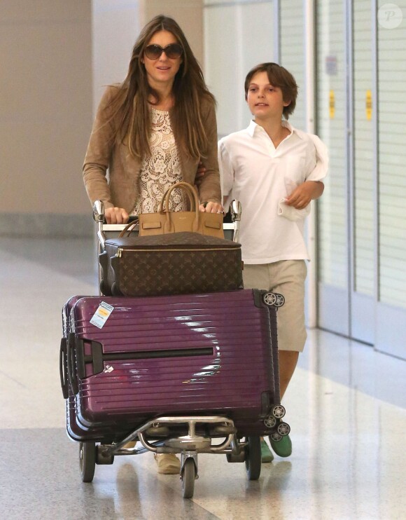 Elizabeth Hurley et son fils Damian arrivent a l'aeroport de Las Vegas, le 4 juillet 2013