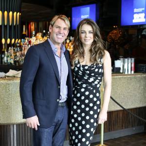 Elizabeth Hurley et son petit-ami Shane Warne assistent au lancement du Shane Warne Foundation's Ambassador Program au Club 23 in Melbourne, Australie, le 12 Novembre 2013.