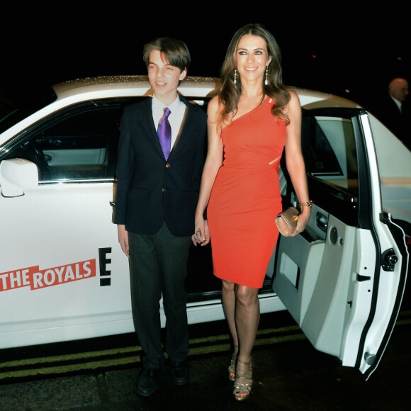 Elizabeth Hurley et son fils Damian devant le Mandarin Oriental Hyde Park, à Londres, le 24 mars 2015