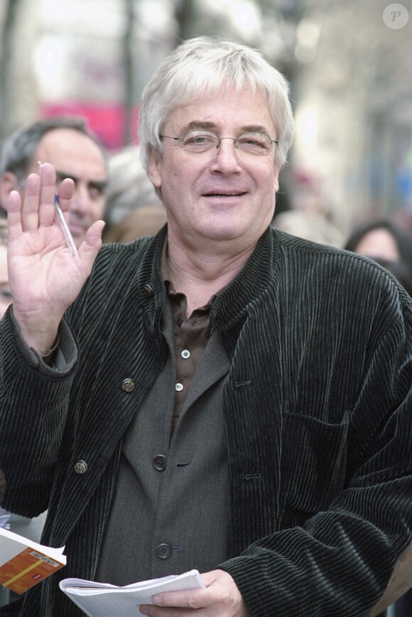 Andrzej Zulawski à Paris, sur les Champs-Elysées, lors des signatures et empreintes de stars à l'occasion du 16ème FESTIVAL DU FILM DE PARIS en 2001.