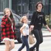 L'actrice Jaimie Alexander fait une après-midi shopping avec les filles de son fiancé Peter Facinelli Lola (Chemise à Carreaux) et Fiona (t-shirt "Princess") à West Hollywood le 13 juin 2015.