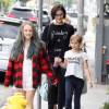L'actrice Jaimie Alexander fait une après-midi shopping avec les filles de son fiancé Peter Facinelli Lola (Chemise à Carreaux) et Fiona (t-shirt "Princess") à West Hollywood le 13 juin 2015.