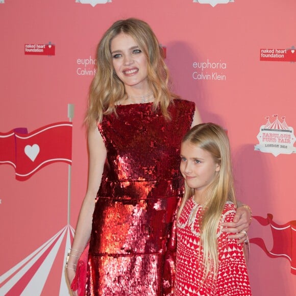 Natalia Vodianova (bijoux Messika) et sa fille Neva Portman - Photocall de la soirée "Fabulous Fund Fair" organisée par l'association "Naked Heart" lors de la Fashion Week à Londres, le 20 février 2016.