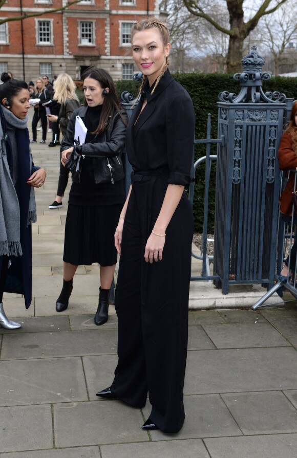 Karlie Kloss arrive au musée Tate Britain pour assister au défilé Topshop Unique (collection automne-hiver 2016-2017). Londres, le 21 février 2016.