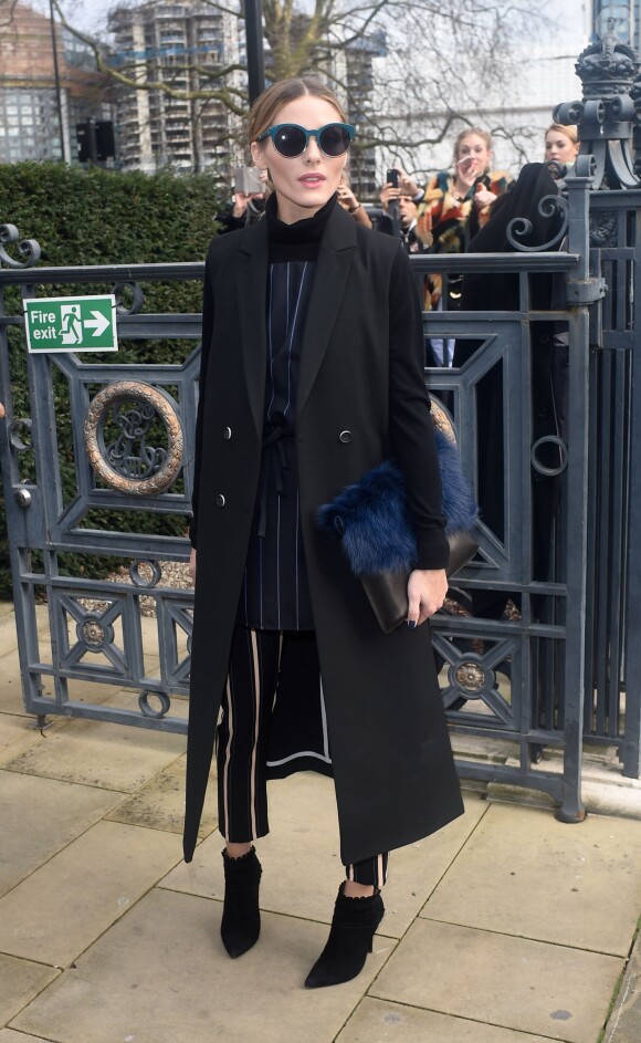 Olivia Palermo arrive au musée Tate Britain pour assister au défilé Topshop Unique (collection automne-hiver 2016-2017). Londres, le 21 février 2016.