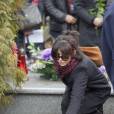 Sophie Marceau depose une rose blanche sur la sépulture, aux obsèques de son ex-mari Andrzej Zulawski à Gora Kalwaria, près de Varsovie en Pologne le 22 février 2016.  BEW / BESTIMAGE 