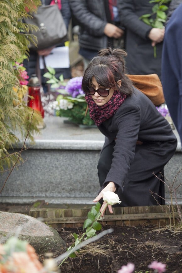 Sophie Marceau depose une rose blanche sur la sépulture, aux obsèques de son ex-mari Andrzej Zulawski à Gora Kalwaria, près de Varsovie en Pologne le 22 février 2016. BEW / BESTIMAGE