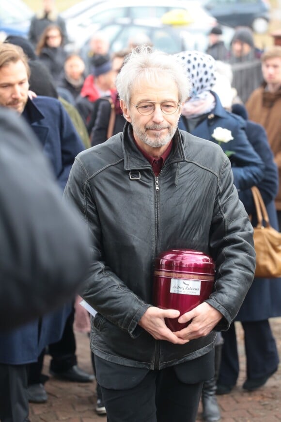 Mateusz Zulawski, le frère d'Andrzej, avec l'urne aux obsèques du réalisateur Andrzej Zulawski à Gora Kalwaria, près de Varsovie en Pologne le 22 février 2016. BEW / BESTIMAGE