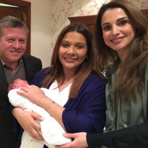 Le prince Faisal et la princesse Zeina de Jordanie ont eu un petit garçon prénommé Abdullah le 17 février 2016, qu'ils présentent ici entourés du roi Abdullah II et de la reine Rania. Photo Instagram Rania de Jordanie.