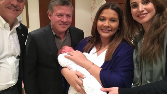 Feisal et Zina de Jordanie parents : la reine Rania présente leur bébé !