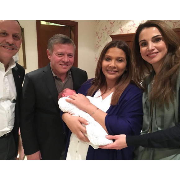 Le prince Faisal et la princesse Zeina de Jordanie ont eu un petit garçon prénommé Abdullah le 17 février 2016, qu'ils présentent ici entourés du roi Abdullah II et de la reine Rania. Photo Instagram Rania de Jordanie.