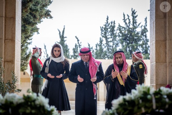 Rania et Abdullah II de Jordanie priant à la mémoire du roi Hussein devant sa tombe à Amman le 7 février 2016.