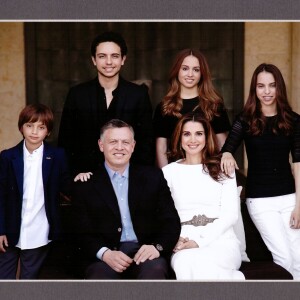 Le roi Abdullah II et la reine Rania de Jordanie posant avec leurs enfants pour la carte de voeux du nouvel an 2015.