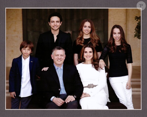 Le roi Abdullah II et la reine Rania de Jordanie posant avec leurs enfants pour la carte de voeux du nouvel an 2015.