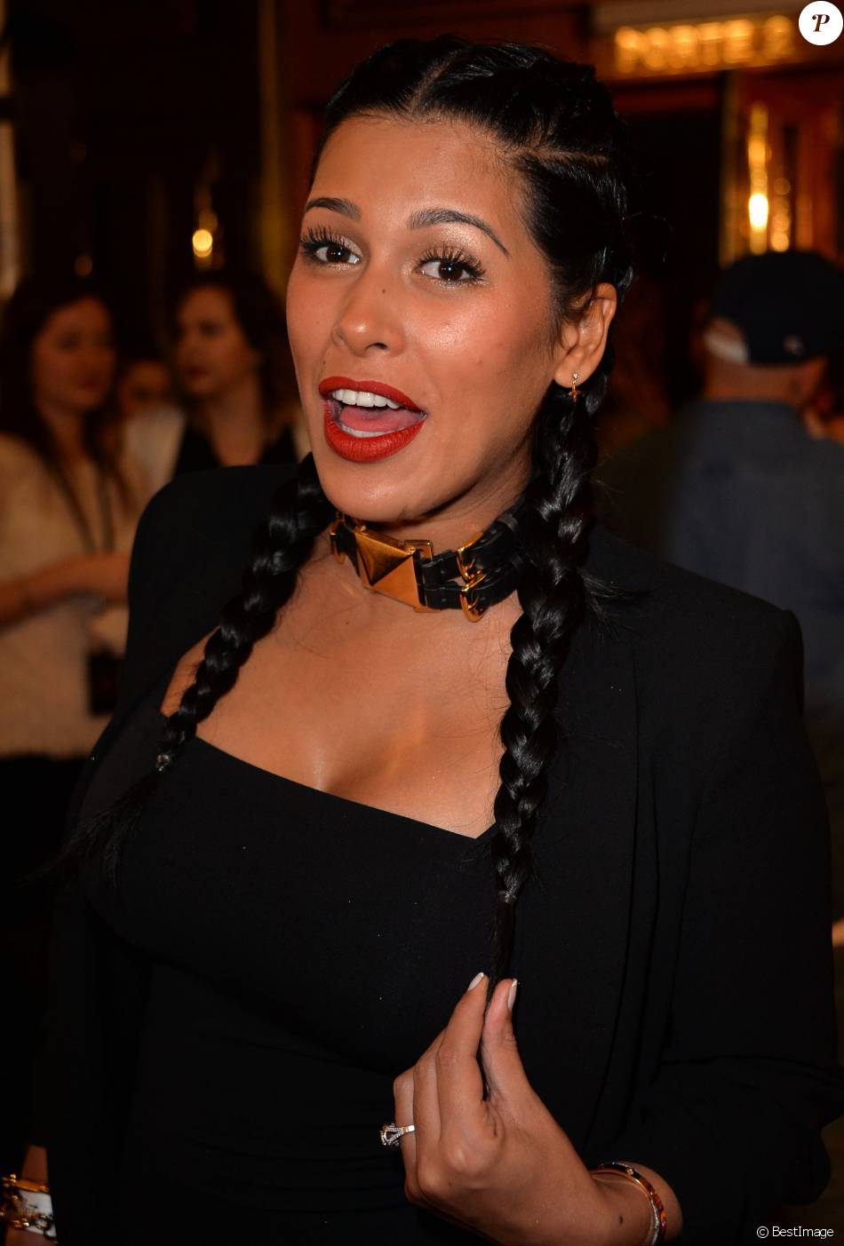 Ayem Nour, enceinte, aux Melty Future Awards 2016 au Grand Rex à Paris