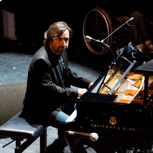 André Manoukian - Concert "Toi, mon frère" aux Folies-Bergère à Paris, en hommage aux victimes du génocide arménien et de la Shoah. Le 12 octobre 2015.