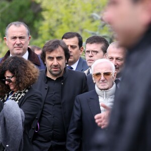 André Manoukian et Charles Aznavour lors de la cérémonie de commémoration du centenaire du génocide arménien, organisée au Mémorial dédié aux victimes, le Mémorial Tsitsernakaberd à Erevan le 24 avril 2015.
