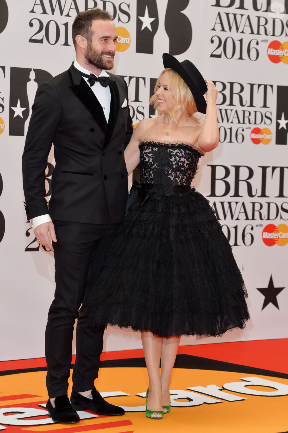 Kylie Minogue et son fiancé Joshua Sasse - Photocall de la soirée des "BRIT Awards" à l'O2 de Londres le 24 février 2016. 24 February 2016.