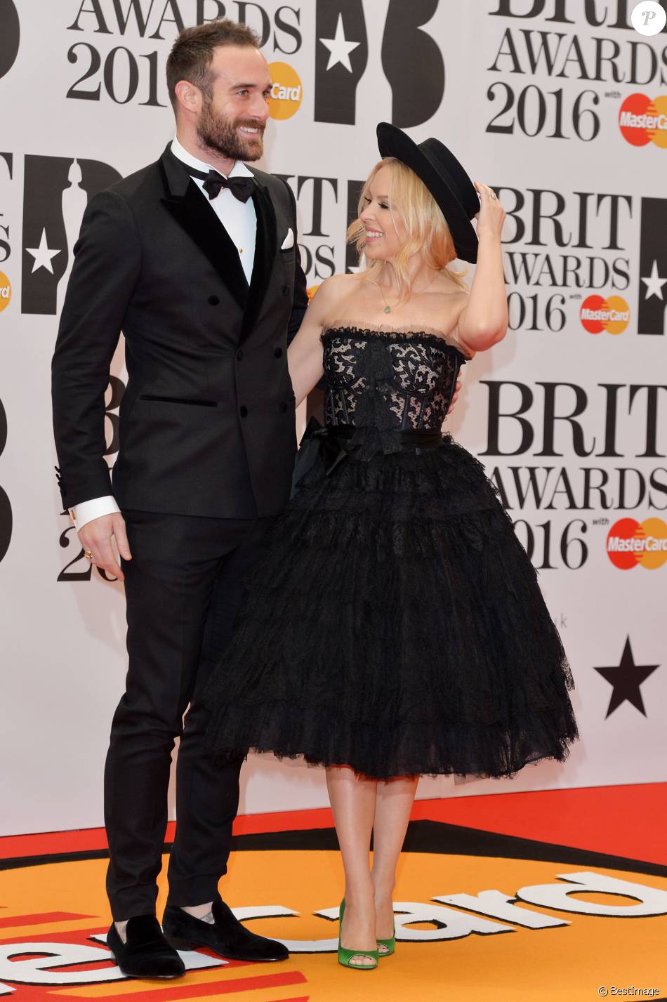 Kylie Minogue et son fiancé Joshua Sasse - Photocall de la soirée des &quot;BRIT Awards&quot; à l&#039;O2 de Londres le 24 février 2016. 24 February 2016.
