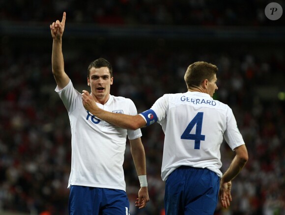 Adam Johnson avec Steven Gerrard lors de la rencontre Angleterre - Bulgarie au stade de Wembley à Londres, le 3 septembre 2010
