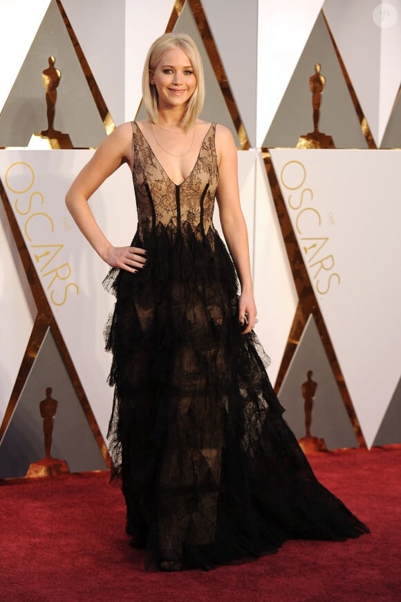 Jennifer Lawrence (robe Dior) - Photocall de la 88ème cérémonie des Oscars au Dolby Theatre à Hollywood le 28 février 2016.