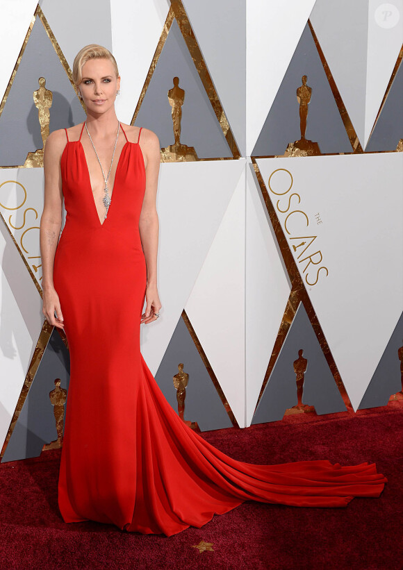 Charlize Theron (robe Dior) - Arrivées à la 88ème cérémonie des Oscars au Dolby Theatre à Hollywood. Le 28 février 2016