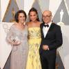 Alicia Vikander entourée de ses parents Maria Fahl et Svante - Photocall de la 88ème cérémonie des Oscars au Dolby Theatre à Hollywood. Le 28 février 2016