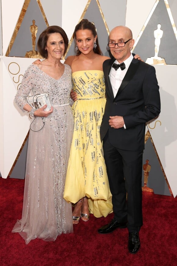 Alicia Vikander entourée de ses parents Maria Fahl et Svante - Photocall de la 88ème cérémonie des Oscars au Dolby Theatre à Hollywood. Le 28 février 2016
