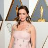 Emily Blunt dévoile ses rondeurs aux Oscars 2016.